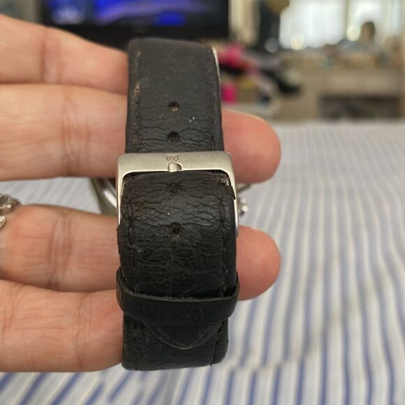 Vintage TW watch. Mother of pearl face with 9 diamonds accent. Needs batteries - Picture 3 of 8